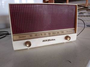 lot 8238 image: RCA Victor Radio