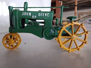 lot 8239 image: John Deere Model Tractor