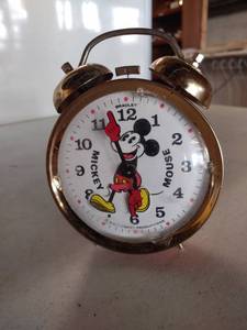 lot 8242 image: Vintage Bradley Mickey Mouse Clock