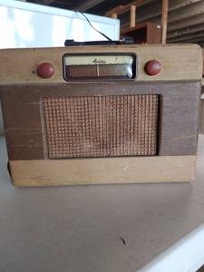 lot 8243 image: Airline Radio