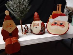 lot 8310 image: Lot of 4 Santa Decorations
