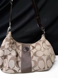 lot 8313 image: Cute Tan and Brown Handbag with Cute Design
