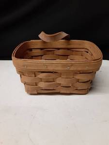 lot 8318 image: Small Cute Longaberger Hanging Wall Basket