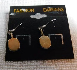 lot 5065 image: White Hornblonde Goldnite Earrings