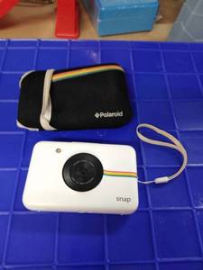 lot 1652 image: Polaroid snap camera white