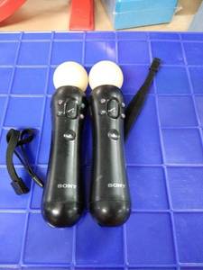 lot 1694 image: Sony motion controllers 2 pc