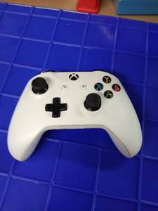 lot 1709 image: Xbox controller white no back no cord