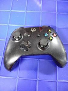 lot 1720 image: Xbox controller black no back no cord