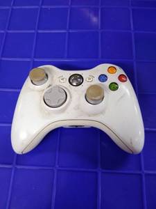 lot 1721 image: Xbox controller white no back no cord