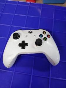 lot 1722 image: Xbox controller white no back no cord