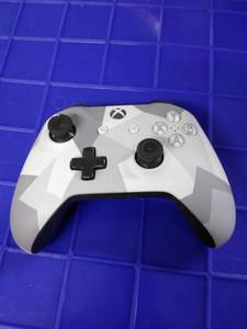 lot 1723 image: Xbox controller white and grey no cord