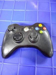 lot 1724 image: Xbox controller black no back no cord