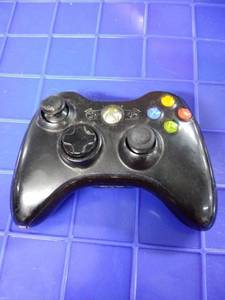 lot 1725 image: Xbox controller black no back no cord
