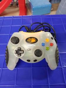 lot 1728 image: mad catz Xbox controller white with cord