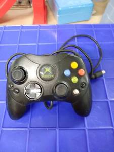 lot 1732 image: Xbox controller black with cord