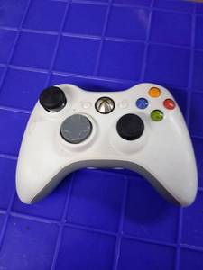 lot 1772 image: Xbox controller white no cord