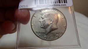 lot 7132 image: 2 - 40% SILVER KENNEDY HALF DOLLARS - 1967, 1969