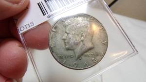 lot 7135 image: 2 - 40% SILVER KENNEDY HALF DOLLARS - 1968 x 2