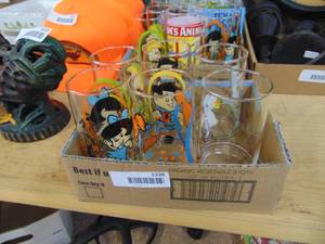 lot 1226 image: 18 Character Glasses - Snoopy and Flintstones and more