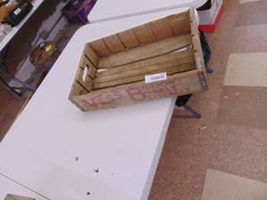 lot 1233 image: Wooden Vess Cola Crate