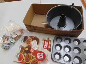lot 1281 image: Cake and Cupcake pans -