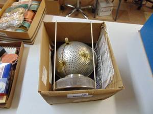 lot 1300 image: Miscellaneous Kitchen Items - Colander - Strainer
