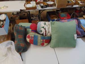 lot 1314 image: 6 Assorted Throw pillows