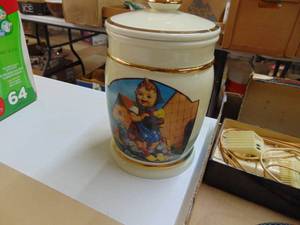 lot 1322 image: Hummel Sugar Container