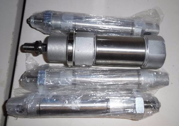 lot 9 image: Lot of Air Cylinders