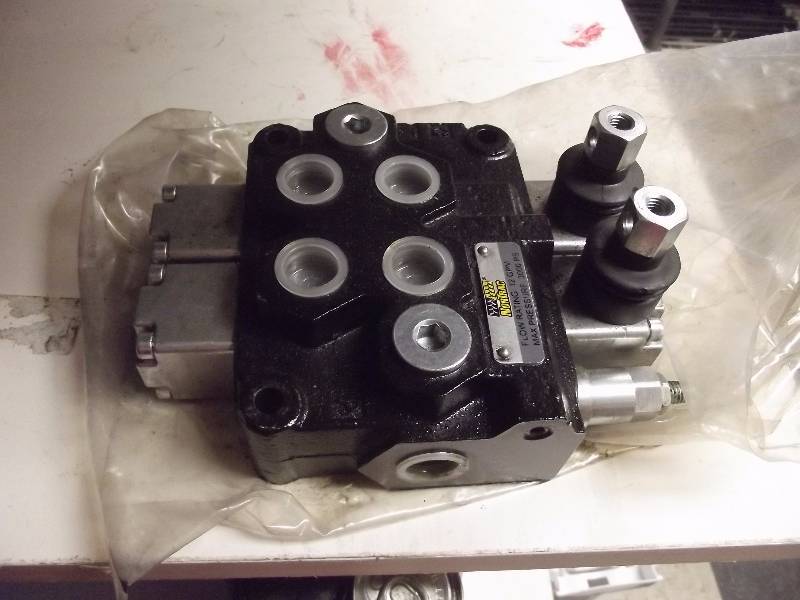 lot 15 image: MONO-Block Directional Spool Valve