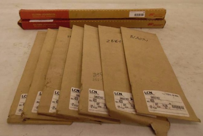lot 21 image: Lot of Door Parts