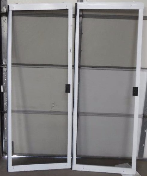 lot 32 image: Lot of Sliding Screen Doors
