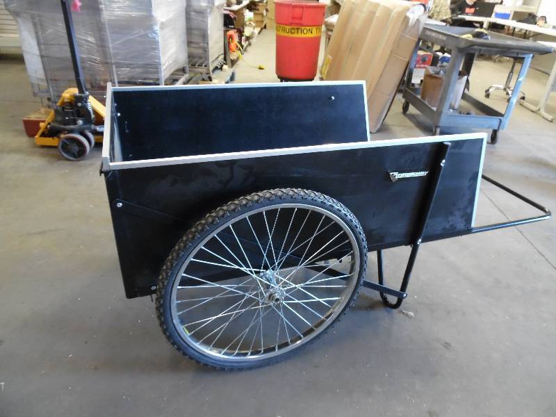lot 31 image: Strongway Dump Cart