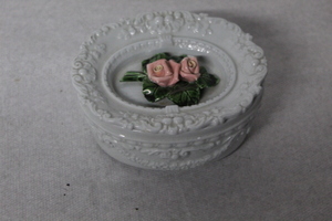 lot 9543 image: Capodomonte Dresser Box