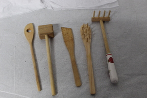 lot 9545 image: Kitchen Utencils