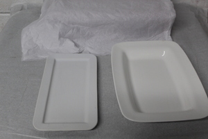lot 9550 image: 2 Nice White Trays