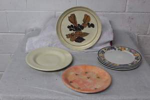 lot 9569 image: Decorative Plates