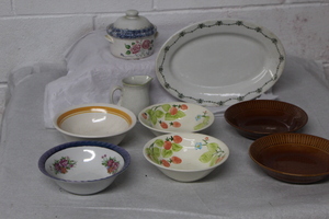 lot 9572 image: Decorative Dishes