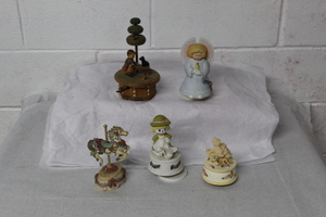 lot 9578 image: Music Boxes