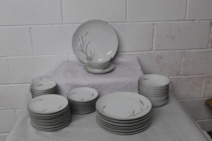 lot 9484 image: Incomplete Dish Set