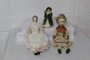 lot 9498 image: Dolls