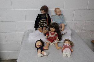 lot 9499 image: Vintage Dolls