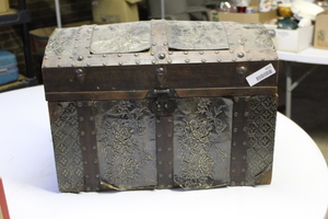 lot 9502 image: Small Trunk