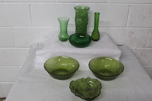 lot 9629 image: Green Glassware