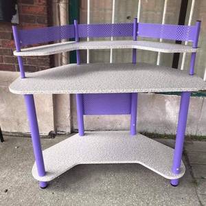 lot 29 image: Purple Desk