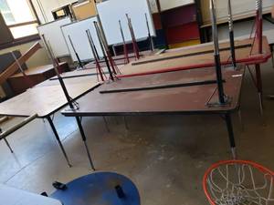 lot 3018 image: Lot of 2 Tables
