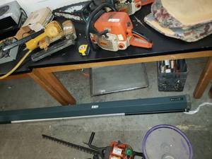lot 3062 image: Da-Lite Projector Screen