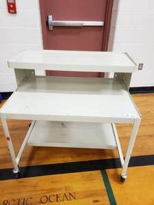 lot 3138 image: Metal Desk on Wheels