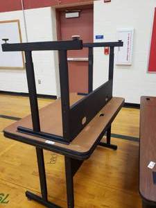 lot 3143 image: Lot of 2 Tables