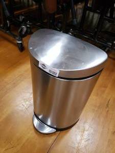 lot 3193 image: Small Metal Trashcan with Foot Pedal